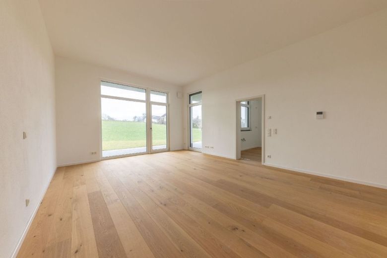 Wohnzimmer mit Blick nach draußen und in die Küche