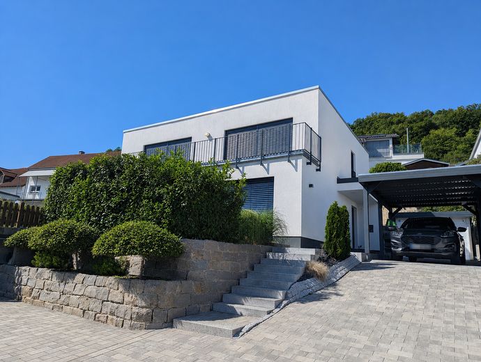 RISERVATO - Moderna casa familiare con vista – scuola, asilo e negozi raggiungibili a piedi – Straßenansicht