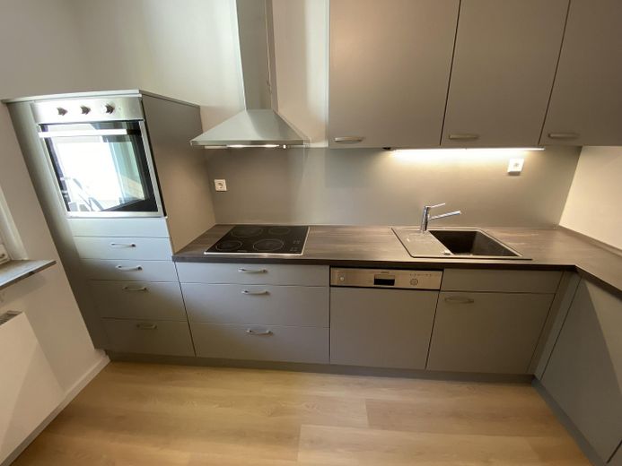 Renovated 3-room apartment with fitted kitchen and south-facing loggia in Kirchdornberg – Einbauküche