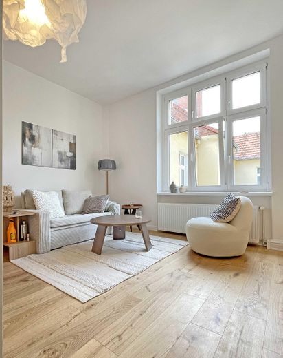 Eerste bewoning na een grondige renovatie – Lichte woning in een oud gebouw in de Samariterkiez | Zonder makelaarskosten – Wohnbereich
