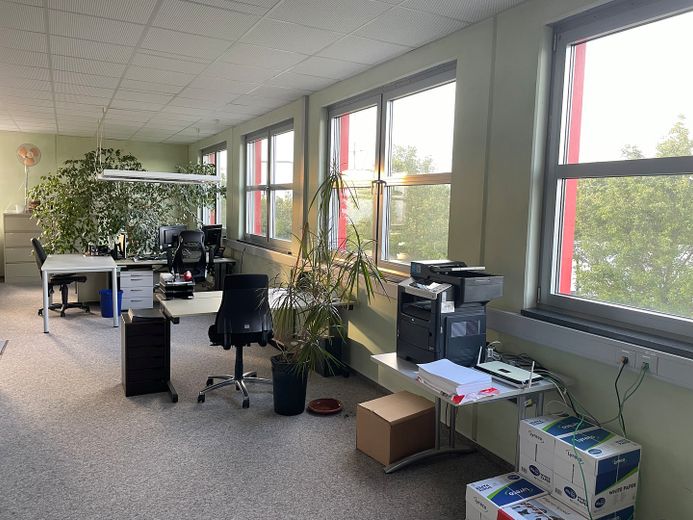 Comunidad de oficinas: oficinas de diseño moderno – Teilbares Großraumbüro1