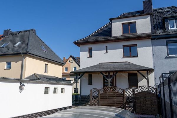 Charmantes Raumwunder mit Urlaubsflair: Doppelhaushälfte mit Pool, Doppelgarage und Gartenhaus !