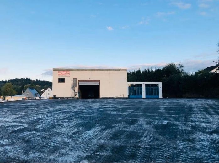 Lagerhallen mit Freifläche in zentraler, verkehrsgünstiger Lage. – Bild 2