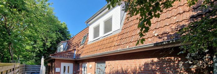 Ładne 3-pokojowe mieszkanie na poddaszu w Borstel – sprzedaż prywatna – Rückseite + Wohnungseingang