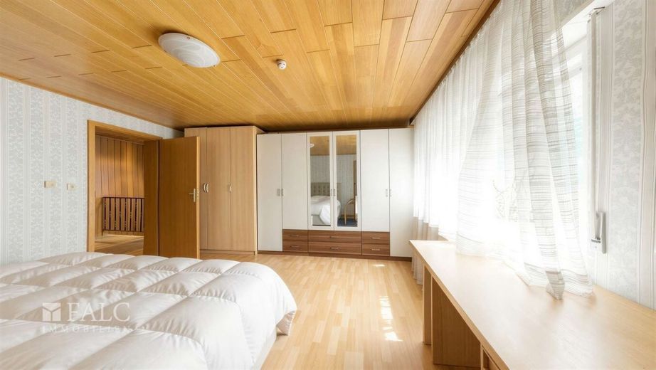 Zweifamilienhaus mit Sanierungspotential in Östringen – Master Bedroom