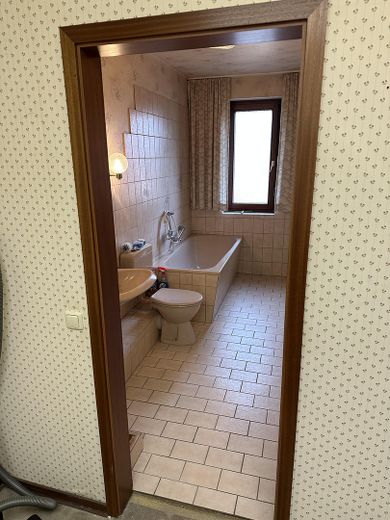 Großzügiges Reihenmittelhaus mit Kaminoption, Garage, Keller & Glasfaser in Kiel-Russee – 1. OG WC mit Wanne
