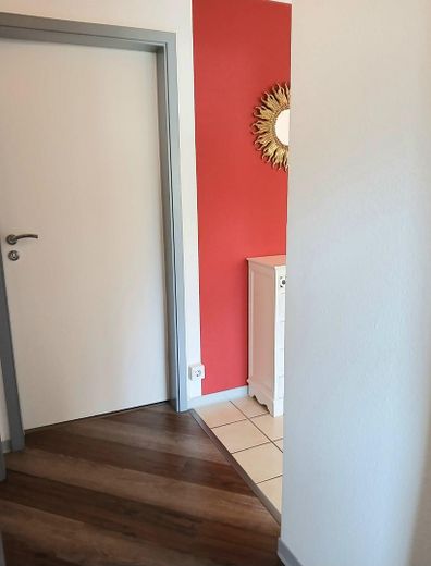 PROVISIONSFREI - Großer, charmanter  Bungalow mit Untergeschoß - keine Renovierungen, nur einziehen! – EG kleiner Flur zu SchlZi