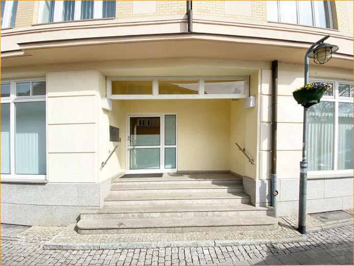 Im Zentrum von Sömmerda ideal als Firmenzentrale alle Mitarbeiter in einem Hause untergebracht – Eingangsportal