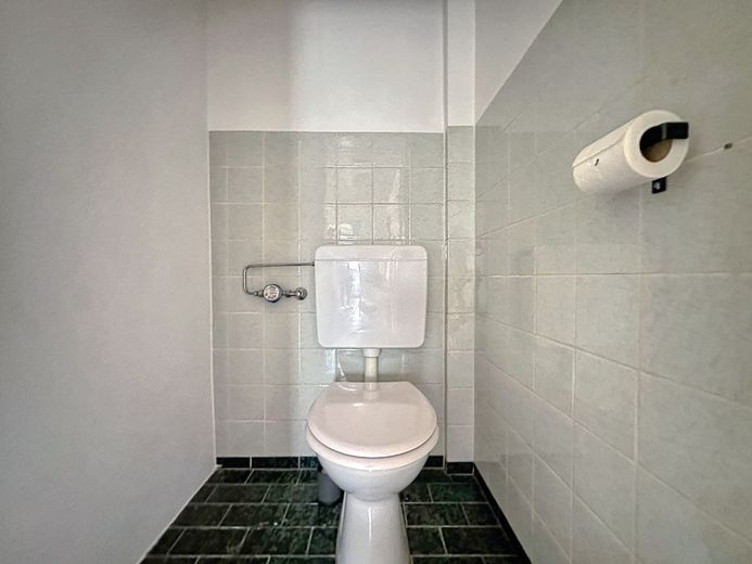 WOHNEN, VERMIETEN, GESTALTEN - Sofort verfügbares 3-Familienhaus in ruhiger Lage von Steinhaldenfeld – WC EG