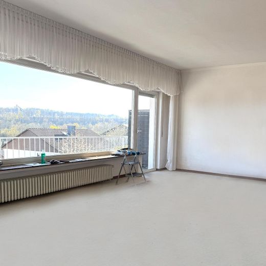ZWEIFAMILIENHAUS | ZWEI WOHNUNGEN | ZWEI GÄRTEN | HAUS MIT PANORAMA-BLICK – Wohnzimmer Oben