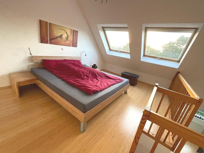 Helle voll möblierte Maisonette-Wohnung auf 2 Ebenen in ruhiger Lage in Hamburg-Eidelstedt – Einrichtung in der Galerie