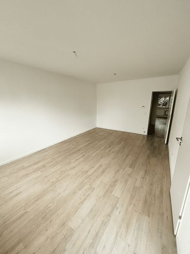 Zentrale Eigentumswohnung in Siegburg, Kaldauen zu verkaufen – Wohnzimmer