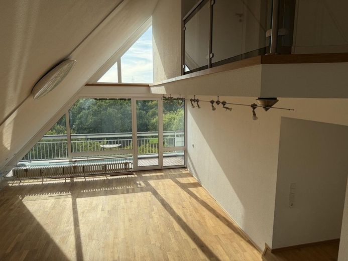 Attico su due piani con galleria e ampia terrazza sul tetto – Wohnzimmer