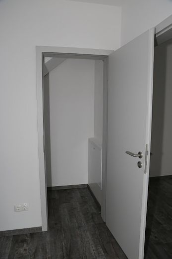 Moderna bifamiliare con giardino a Bad Elster – ideale come abitazione principale o investimento – Abstellraum im Erdgeschoß