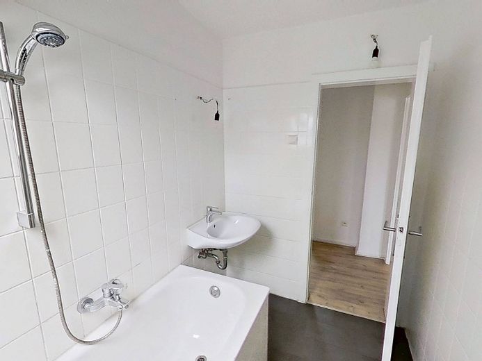 Luminoso appartamento di 2 locali all’ultimo piano con moderno bagno con luce naturale, a pochi passi dal centro città – Ansicht II: Bad