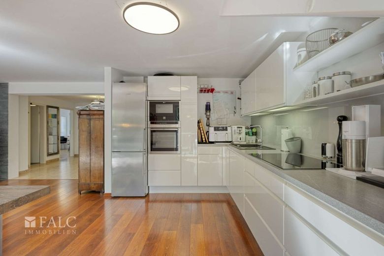 DG-Traum mit Kamin &amp; großem Balkon ins Grüne | 110 m² – Küche