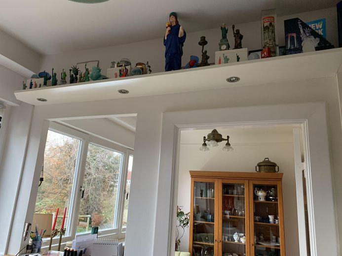 Klassieke rode klinker met oude stijlelementen - twee-onder-een-kapwoning in het noorden van Hamburg – offene Küche