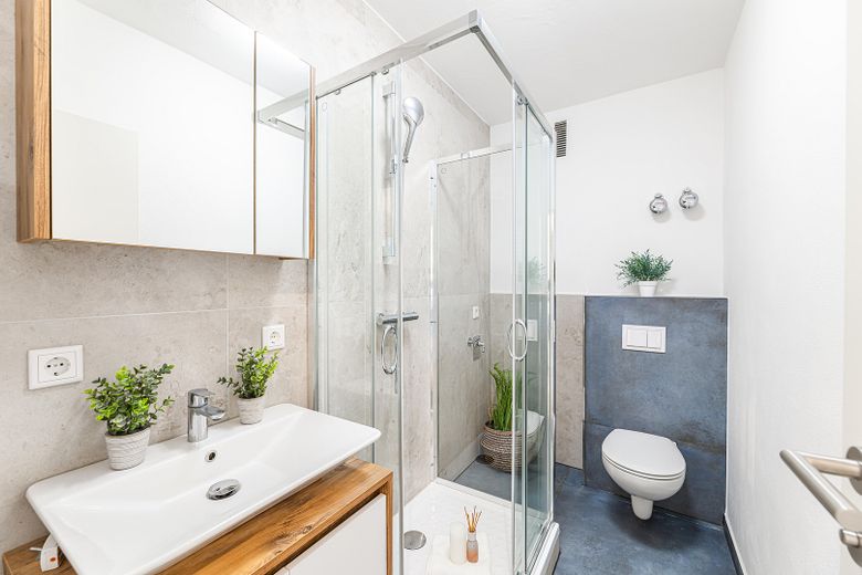 Bad mit Dusche und Badmöbel