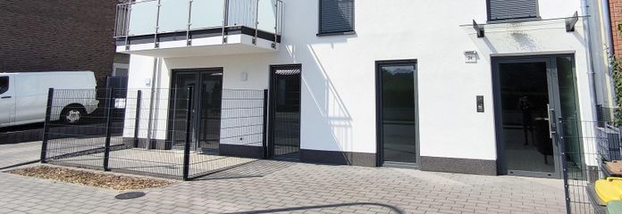Provifrei! Erstbezug, 2 Zimmer Dachterrassenwohnung 0,76%KfW Darlehen inkl! – Hauseingang