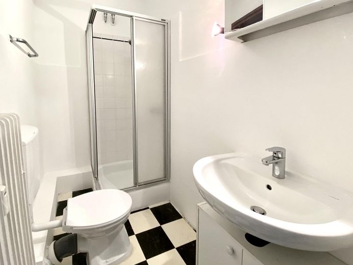 Charmante 2-Zimmer-Wohnung mit Balkon – sofort bezugsbereit – Badezimmer