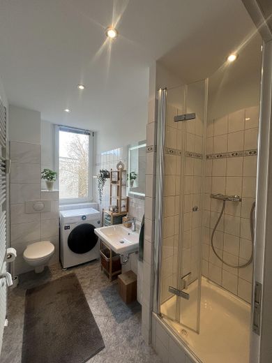 de particulier : libre d’occupation ou rendement de 5 %, emplacement privilégié : appartement 2 pièces avec balcon, ascenseur, place de parking, à proximité du canal – Bad Dusche