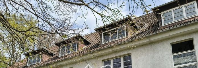Große, bezugsfertige Wohnung - 6,5 Zimmer + 3 Stellplätze
