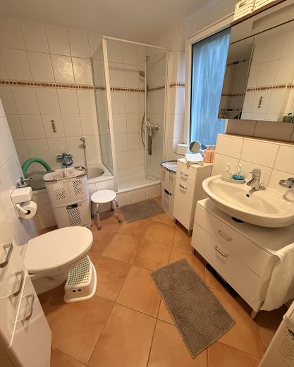 Badewanne und Dusche