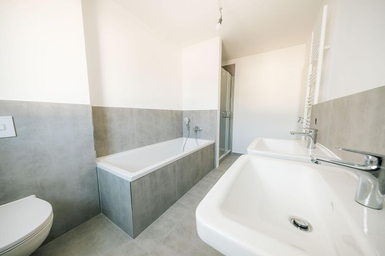 Sofort Bezugsfertig! Modernes Reihenendhaus mit Top-Ausstattung in Gallen – Bad mit Dusche und Wanne