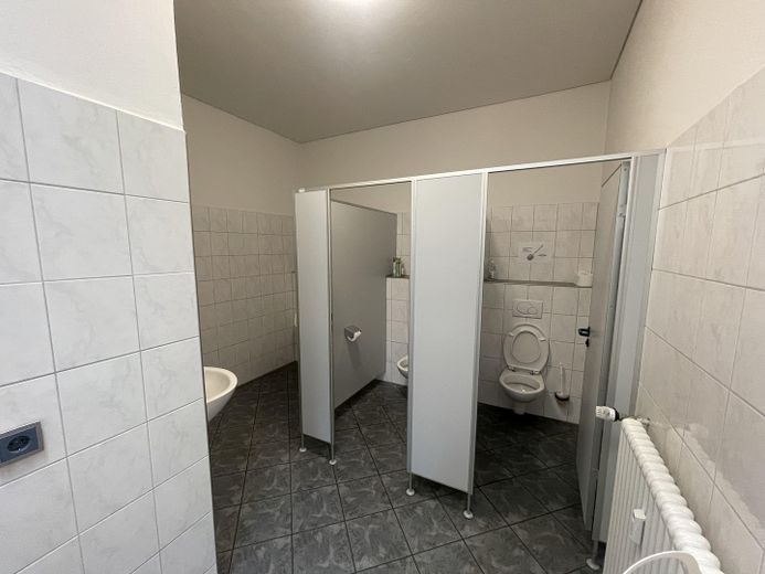 Superfici di magazzino e ufficio riscaldabili in affitto a Eggenfelden -734qm – Photo 6