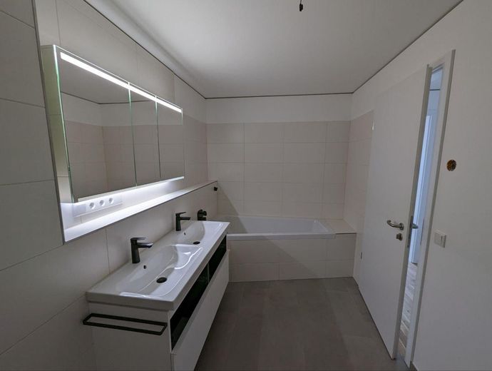 Exklusive 4,5-Zimmer-Designerwohnung in der Solarsiedlung Schallstadt – Nachhaltig, modern – Grosses Bad
