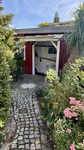 Jasny, energooszczędny dom jednorodzinny w spokojnej lokalizacji na obrzeżach Ansbach – Gartenweg zum XXL-Carport