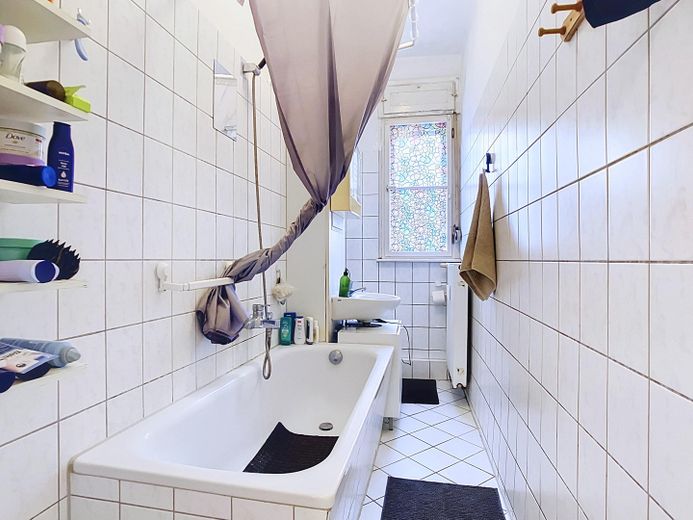 Balcone esposto a sud affacciato sul verde, ottima disposizione, bagno con vasca, cucina abitabile, completamente arredato – Vollbad mit Fenster