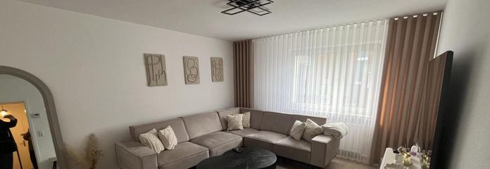 Сучасна 3-кімнатна квартира з ванною з денним світлом і 78 м² житл. пл. на 1-му поверсі – гараж можливий! – Wohnzimmer