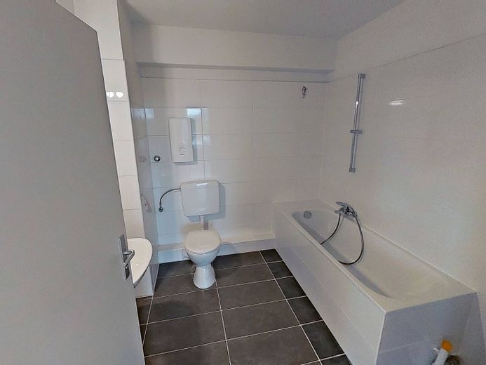 Schöne 2-Zimmer-Wohnung mit BALKON und modernem Wannenbad – Ansicht I: Bad