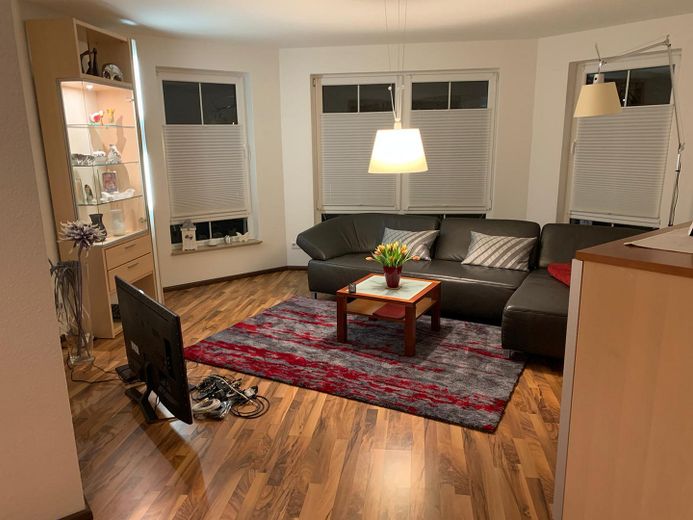 Helle 3-Zimmer-Wohnung im 1. OG mit Balkon – 84 m², Fußbodenheizung, Stellplatz – Wohnzimmer