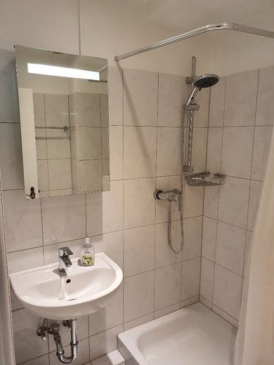 Möblierte 1 Zimmer Wohnung in Hamburg Winterhude, zentral, ab 01.09.2026 – Bad