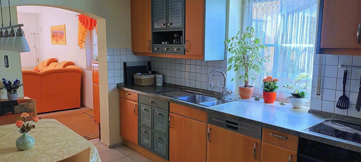 Esszimmer mit Einbauküche