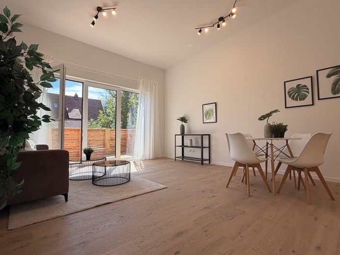 Klimatisierter hochwertiger Neubau mit Balkon und hohen Decken – Erstbezug – 02 helles Wohnzimmer