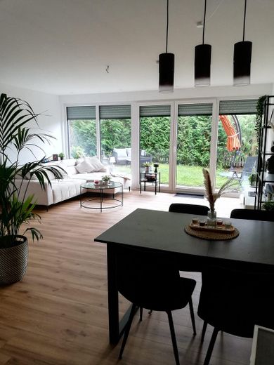 Finanzierbareres 3 Familienhaus für Familien in Mittenaar, tolle Möglichkeit für Kapitalanleger – Wohnzimmer/Esszimmer Wohnung 2