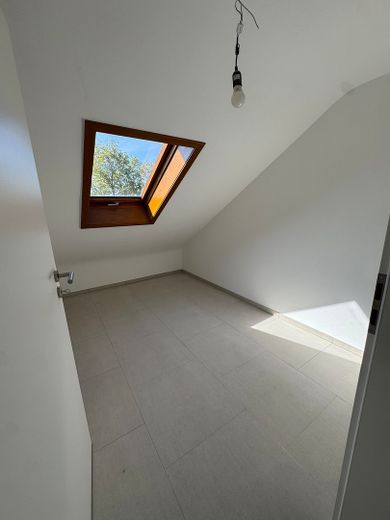 Erstbezug nach Kernsanierung: Moderne 3-Zimmer-Dachgeschosswohnung mit neuer Einbauküche – Kinderzimmer
