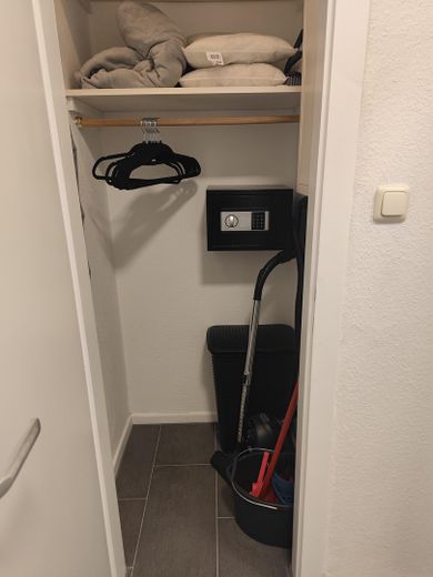 Bochum Şehir Merkezi En İyi Konum ***** Şık döşenmiş ve sakin daire – Abstellraum mit Tresor
