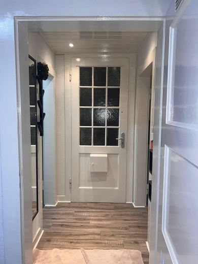 Gepflegte 2½-Zimmer-Erdgeschosswohnung mit großer Wohnküche im 6-Parteienhaus – Flur mit Blick auf die Eingang