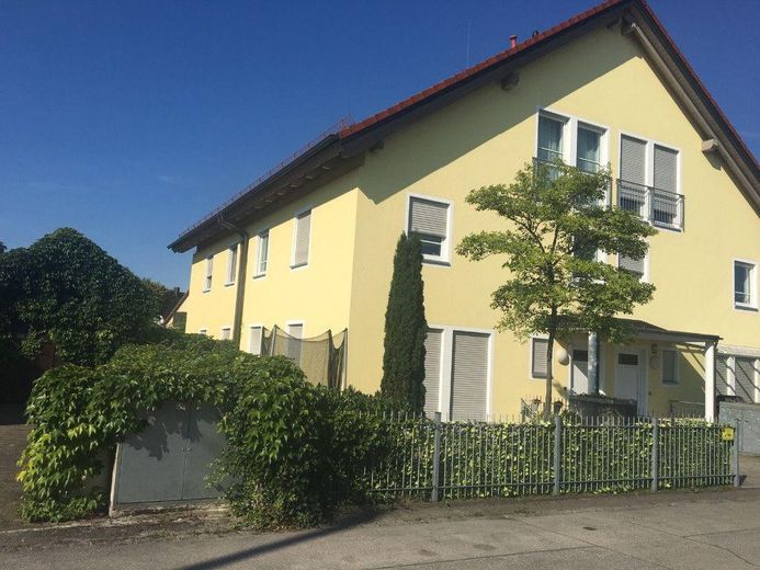 Reiheneckhaus in Lohhof mit Garten – Außenansicht