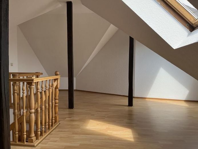Helle und vermietete Maisonette DG 2-Zi. mit Balkon, Aufzug, Laminat, Wanne und Dusche in Bestlage * – Maisonettebereich (Schlafen)