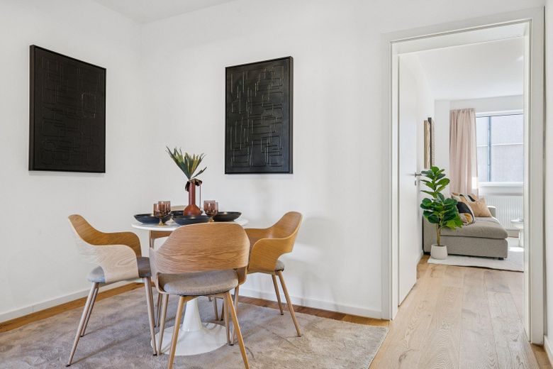 PROVISIONSFREI - FRISCH SANIERTE 3-ZIMMER-WOHNUNG MIT BALKON & EICHENPARKETT – Flur