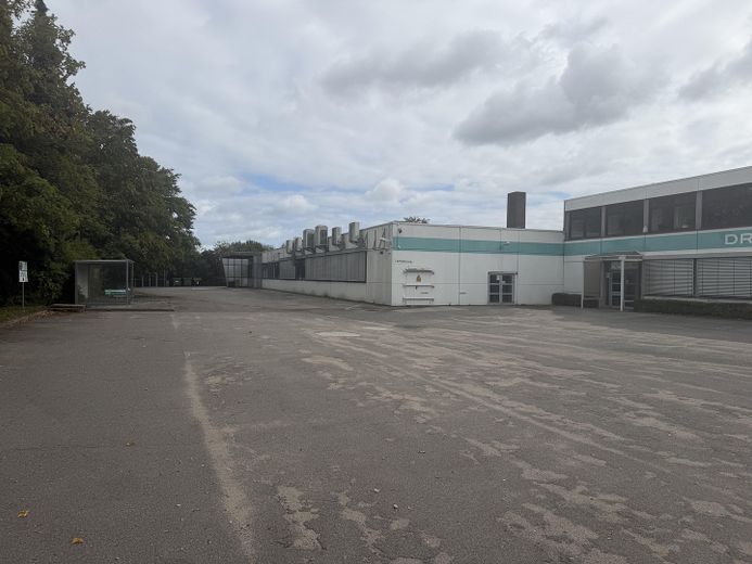 Provisievrij solitair object op toplocatie! Kantoorruimte, productie en veel buitenruimte aan de A1! – Foto 2