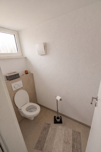 Modernisiertes Familienhaus mit Pool, Sauna, Flächenkühlung/Heizung, Smart Home & PV-Anlage – Gäste Wc