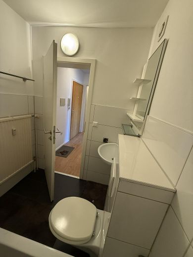 Отдельная, светлая и просторная 1-комн. квартира (42 м²) с балконом, парковочным местом, встроенной кухней — без комиссии – Bad