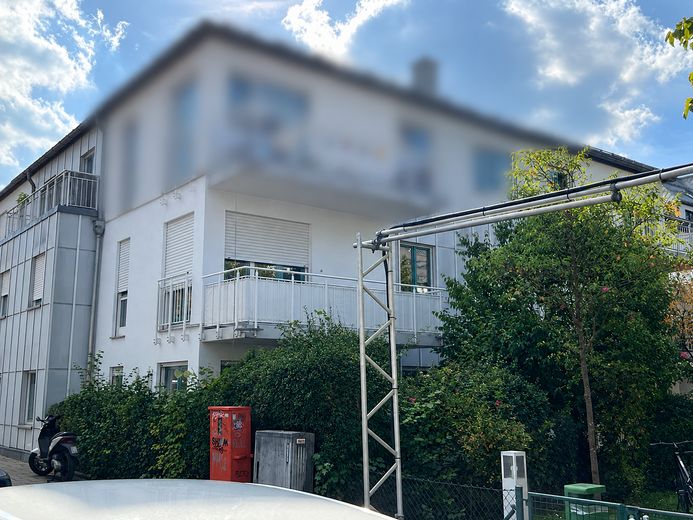 Frisch renovierte 2-Zimmer-Wohnung mit neuer Einbauküche und Balkon in Sendling-Westpark – Hausansicht