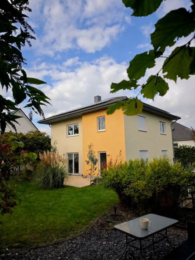 Energieeffizientes Einfamilienhaus (EFH) in Schwerin von privat – Hausansicht Garten